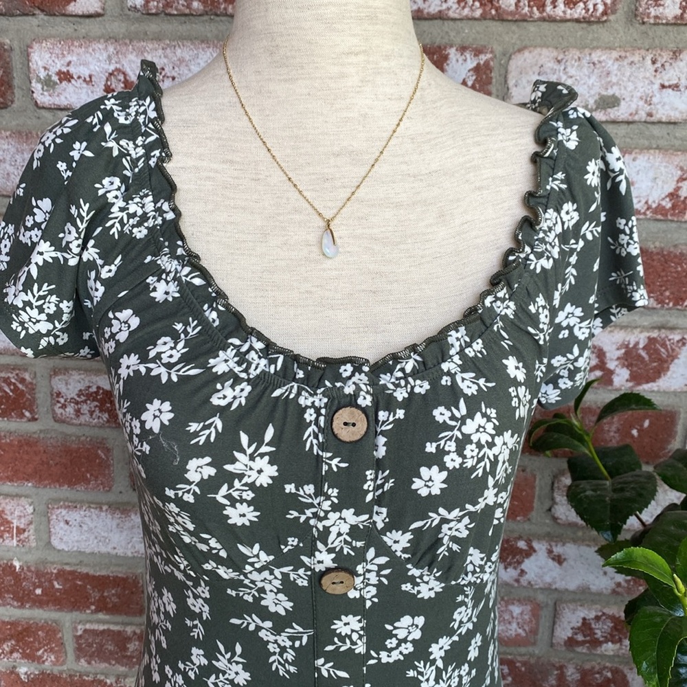 Floral🌷Green🌿Spring Top - Picture 3 of 13